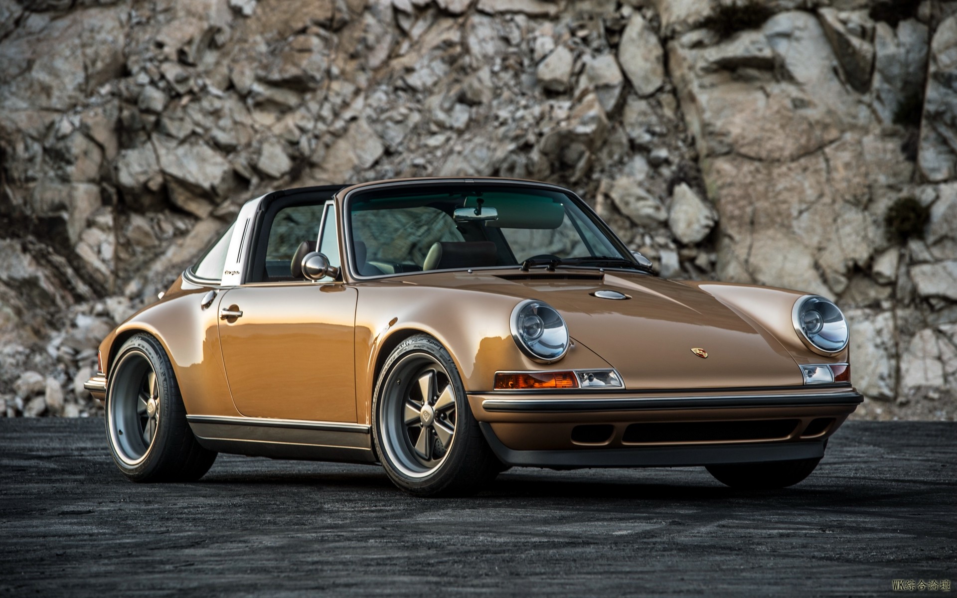 porsche_911_singer_side_view_107553_1920x1200.jpg