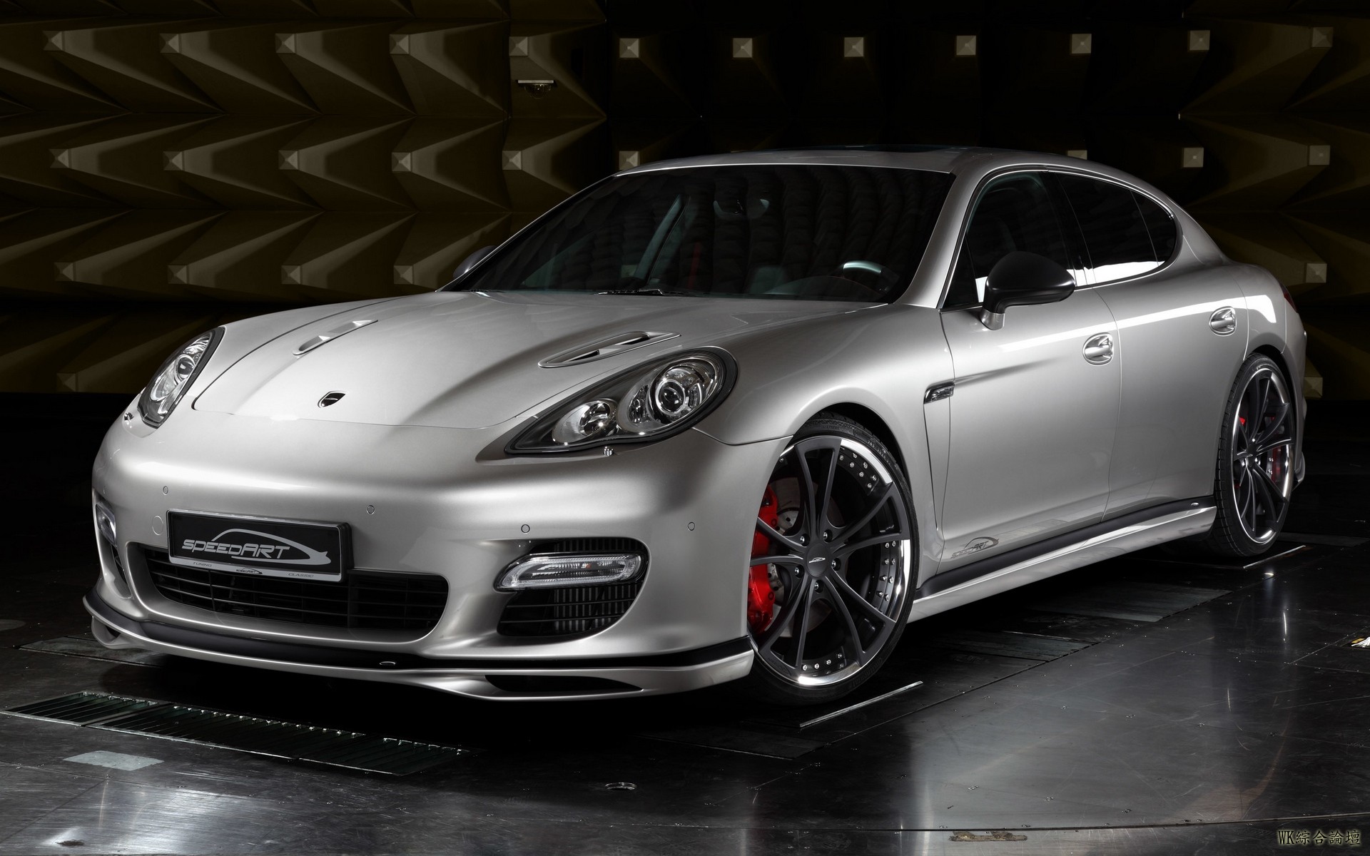 porsche_panamera_front_view_silver_100522_1920x1200.jpg